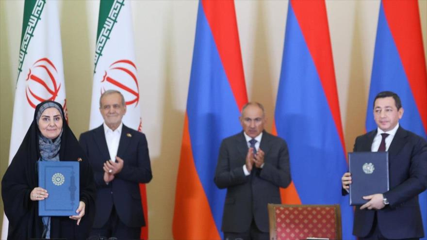 La ministra iraní de Carreteras y Desarrollo Urbano, Farzane Sadeq (izda.), posa para una foto tras firma de un acuerdo de cooperación con autoridades armenias en Ereván, 19 de agosto de 2025.