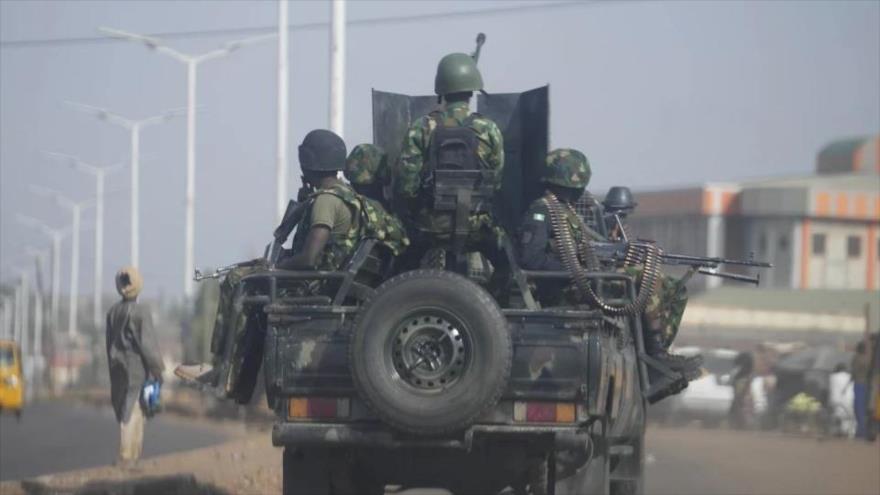 El ejército de Nigeria patrulla a lo largo del área de Kaduna Birnin Gwari en Nigeria, 8 de marzo de 2024. (Foto: AP)