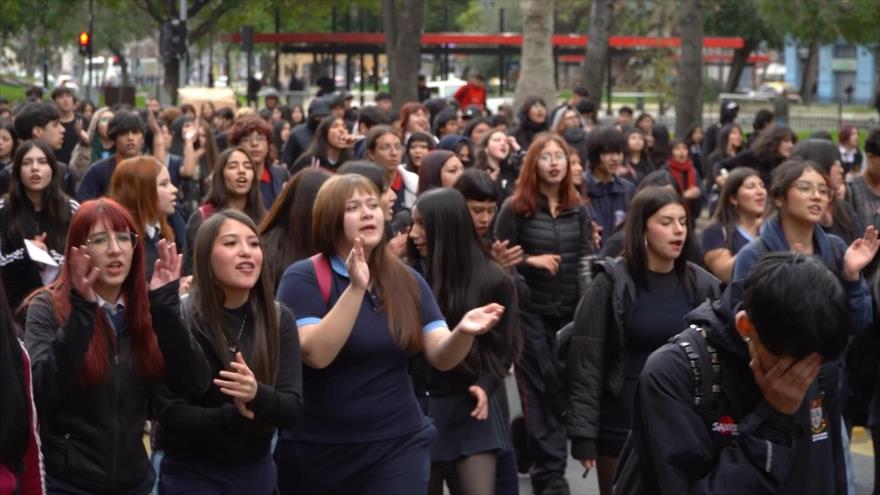 Estudiantes chilenos protestan por crisis en educación pública