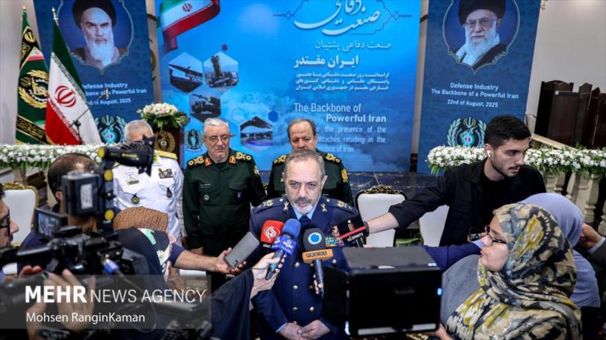 Ministro de Defensa de Irán, general de brigada Aziz Nasirzade, habla con la prensa en una reunión con motivo del ‘Día de la Industria de Defensa’, 20 de agosto de 2025.