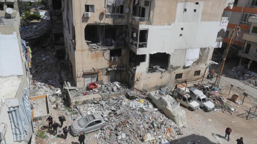 Residentes revisan el sitio del ataque aéreo israelí en la ciudad sureña de Tiro, Líbano, el 23 de marzo de 2025. (Foto: AP)