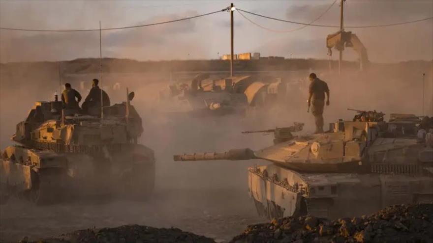 Soldados israelíes preparan tanques, cerca de la frontera norte de la Franja de Gaza, 18 de agosto de 2025. (Foto: Getty Images)
