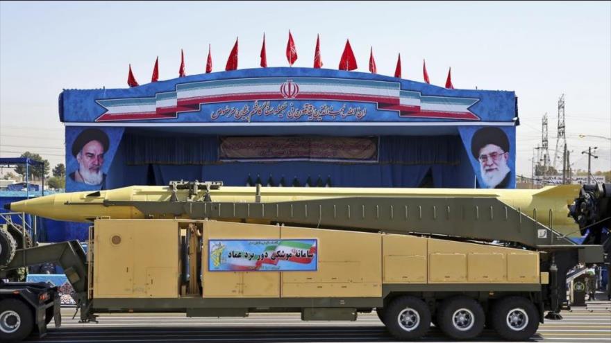 Un camión transporta un misil de fabricación iraní durante un desfile militar en Teherán.
