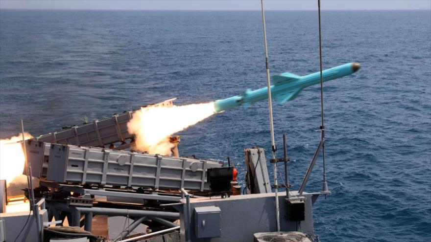 El momento de lanzamiento de un misil durante la maniobra de la Armada iraní, 21 de agosto de 2025.