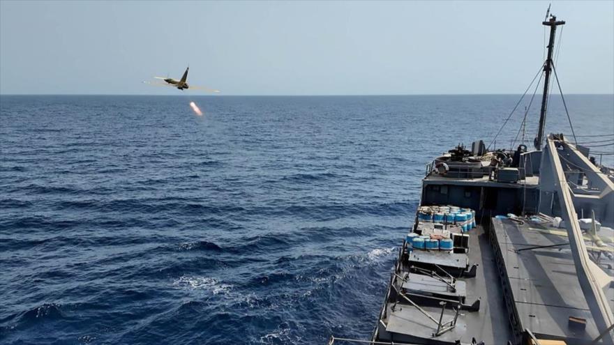 El momento de lanzamiento de un dron durante la maniobra de la Armada iraní, 21 de agosto de 2025.