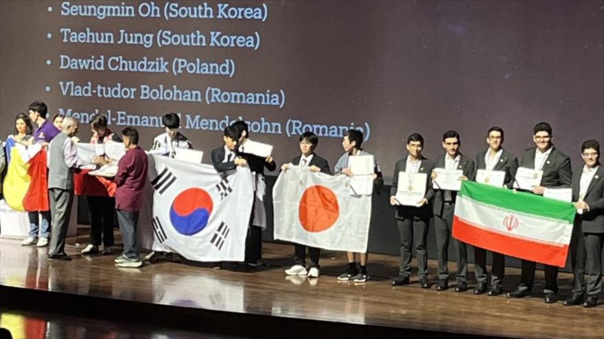 El equipo iraní (dcha.) gana la Olimpiada Mundial de Astronomía por segundo año consecutivo.