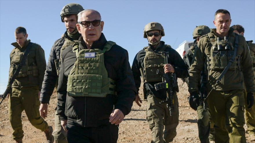 El primer ministro israelí, Benjamín Netanyahu, visita la cima del lado sirio del Monte Hermón junto con otros altos castrenses, y tropas, 17 de diciembre de 2024.