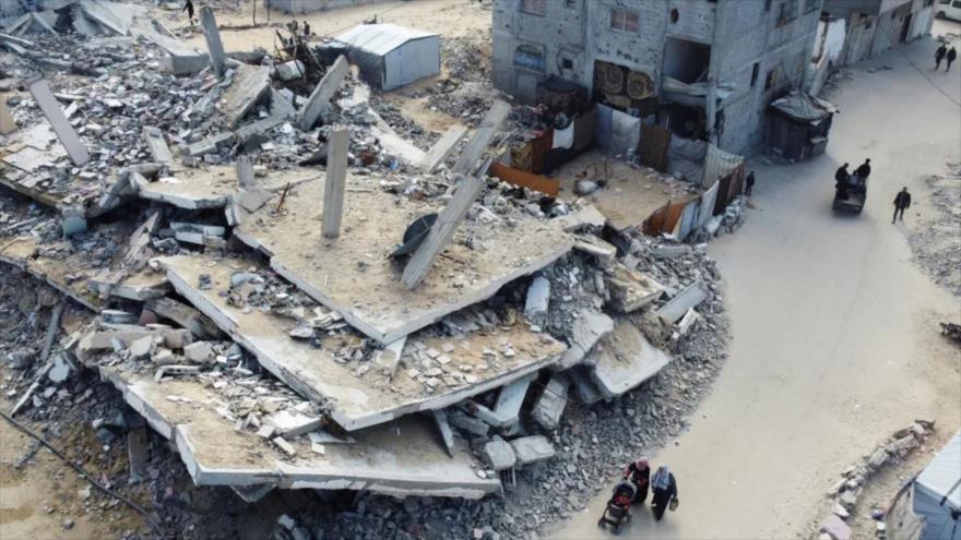 Palestinos pasan junto a casas destruidas en la ciudad de Jan Yunis, en el sur de Gaza. (Foto: Reuters)