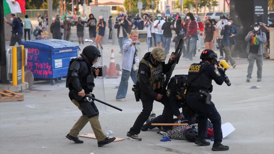 La policía detiene a un manifestante que bloqueaba la entrada del garaje del Edificio Federal de Los Ángeles, California, 6 de junio de 2025. (Foto: Reuters)