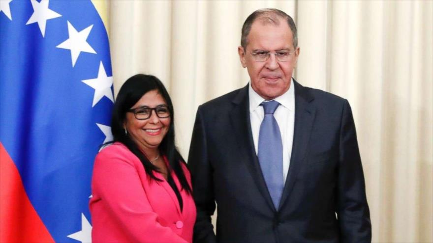 El ministro de Exteriores de Rusia, Serguéi Lavrov, y la vicepresidenta ejecutiva de Venezuela, Delcy Rodríguez. (Foto: archivo)