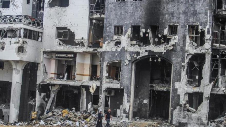 Palestinos caminan en el hospital Al-Shifa luego de la reparación de su departamento de emergencias, tras ataque israelí, Gaza, 1 de septiembre de 2024. (Foto: Reuters)
