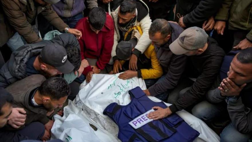 Familiares y amigos lloran sobre los cuerpos de cinco periodistas palestinos que murieron en un ataque aéreo israelí en la ciudad de Gaza.