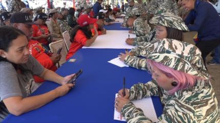 Venezolanos se alistan a Milicia Bolivariana ante amenazas de EEUU