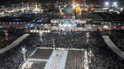 Mashad recibe a millones de enlutados por martirio del Imam Reza (P)