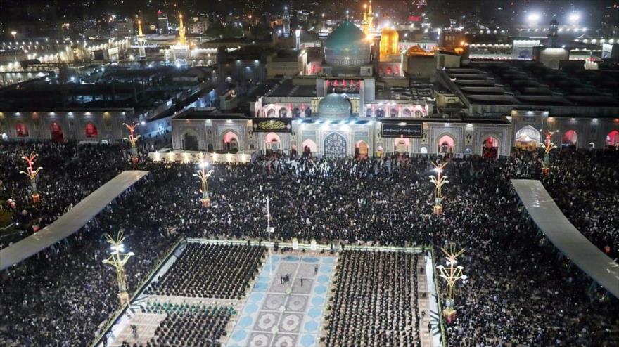 Millones de enlutados acuden al mausoleo del Imam Reza (P) para conmemorar el aniversario del martirio del octavo imam chií en Mashad, noreste de Irán, 23 de agosto de 2025.