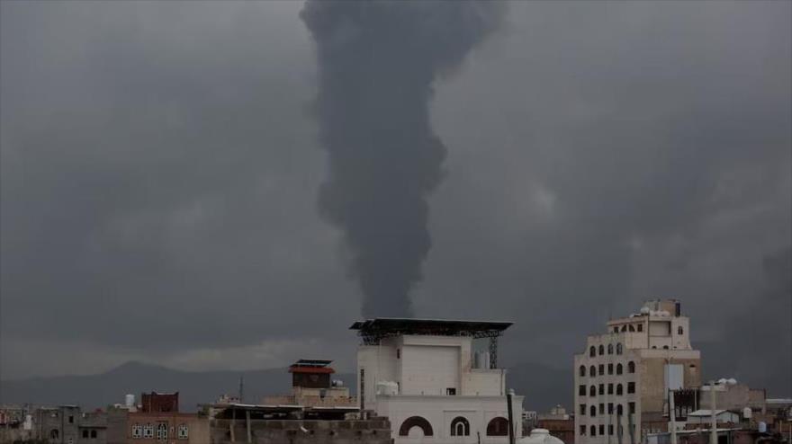 Columnas de humo se elevan desde el lugar de los ataques aéreos israelíes en Saná, Yemen, 24 de agosto de 2025. (Foto: Reuters)
