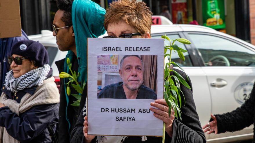 Protesta en apoyo al Dr. Hussam Abu Safia, director detenido del Hospital Kamal Adwan de Gaza, Reino Unido, marzo de 2025.