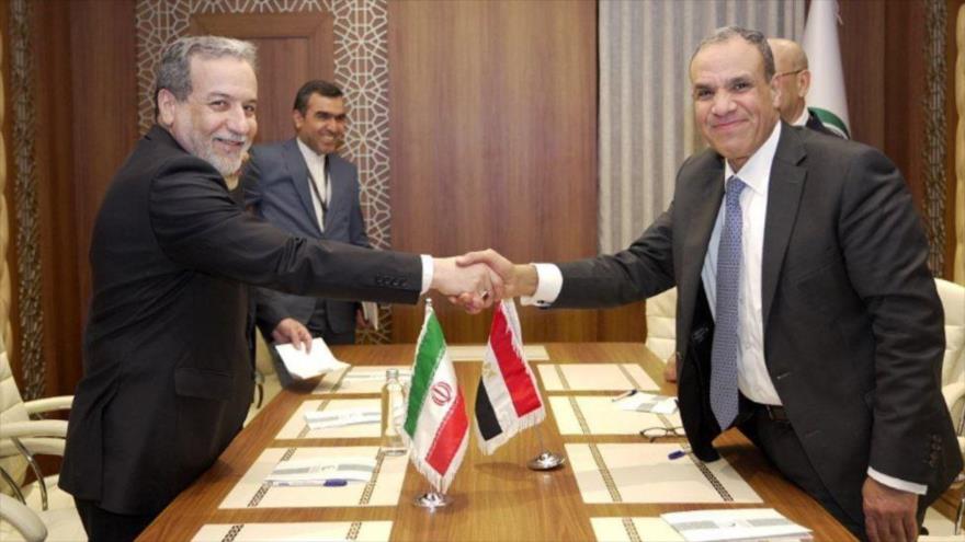 El ministro de Asuntos Exteriores de Iran, Seyed Abás Araqchi, (Izda.), y el canciller egipcio, Badr Abdelaty.