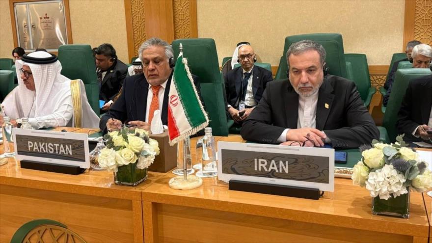 El canciller de Irán, Seyed Abás Araqchi (dcha.), durante la reunión extraordinaria del Consejo de ministros de Exteriores de la OCI en Arabia Saudí. 25 de agosto de 2025.