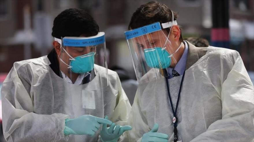 Dos doctores toman muestras para un estudio de anticuerpos contra Covid-19 en Chelsea, abril de 2020.