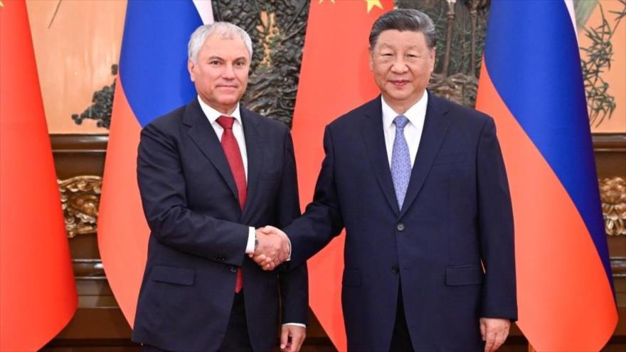 El presidente de China, Xi Jinping (decha.) y el presidente de la Cámara de diputados de Rusia, Viacheslav Volodin, 26 de agosto de 2025.