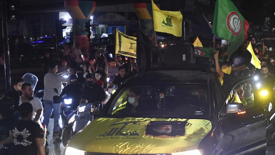 Seguidores de Hezbolá protestan en Beirut contra la decisión del gobierno de poner todas las armas del país bajo control estatal, 8 de agosto de 2025.