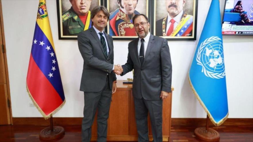 El canciller de Venezuela, Yván Gil (dcha.), reunido con Gianluca Rampolla, coordinador residente de la ONU en Venezuela, en Caracas, 26 de agosto de 2025.