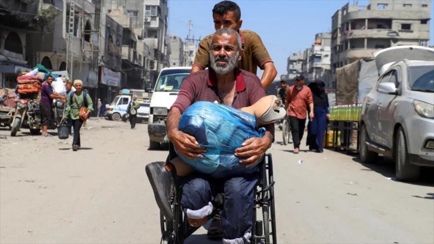 Palestinos huyen del feroz bombardeo israelí sobre la ciudad de Gaza
