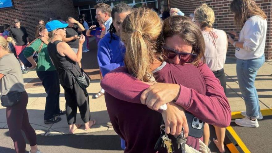 Padres esperan noticias de sus hijos tras el tiroteo masivo ocurrido en la escuela católica Annunciation, Minneapolis, EE.UU., 27 de agosto de 2025. (Foto: AP)