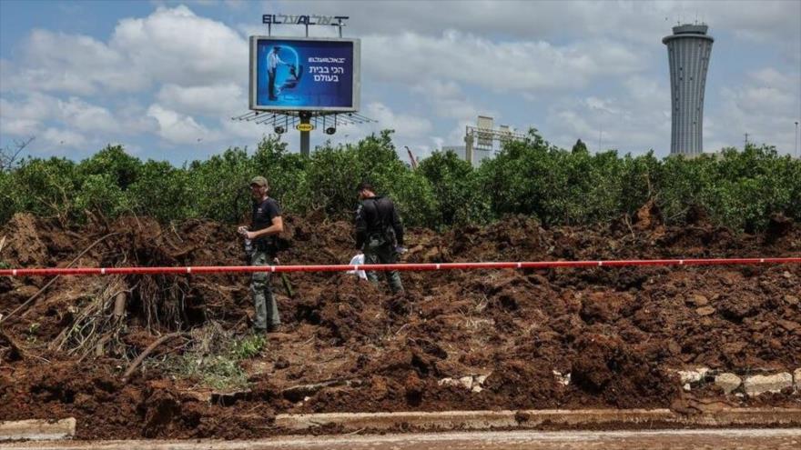 Policía israelí investiga un cráter en el lugar de un ataque con misiles, lanzado desde Yemen, cerca del aeropuerto Ben Gurion, Tel Aviv, 4 de mayo de 2025. (Foto: Reuters)