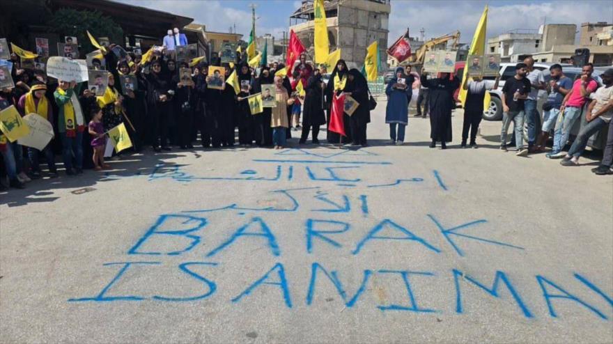 La bienvenida al enviado estadounidense Tom Barrack en Al-Khiam, sur del Líbano: un grafiti en el suelo lo tilda de ‘animal’. (Foto: X)