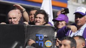 Echan a pedradas a Milei, salpicado por caso de sobornos 