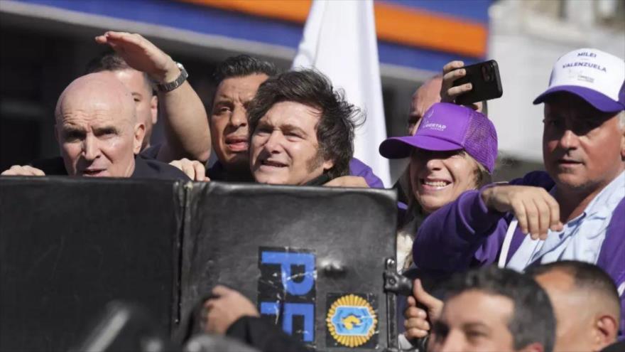 La policía protege al presidente argentino Javier Milei y a su hermana, la secretaria general de la Presidencia, Karina Milei, antes de las elecciones provinciales legislativas en Lomas de Zamora, Argentina, 27 de agosto de 2025.
