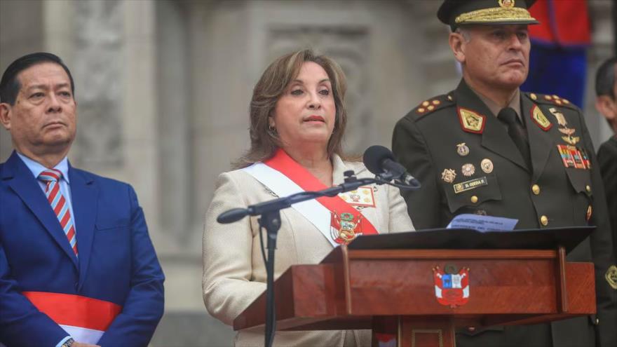 La presidenta peruana, Dina Boluarte, en la ceremonia por el Día de la Defensa Nacional con ministros como Juan José Santiváñez, 27 de agosto de 2025. (Foto: Presidencia)