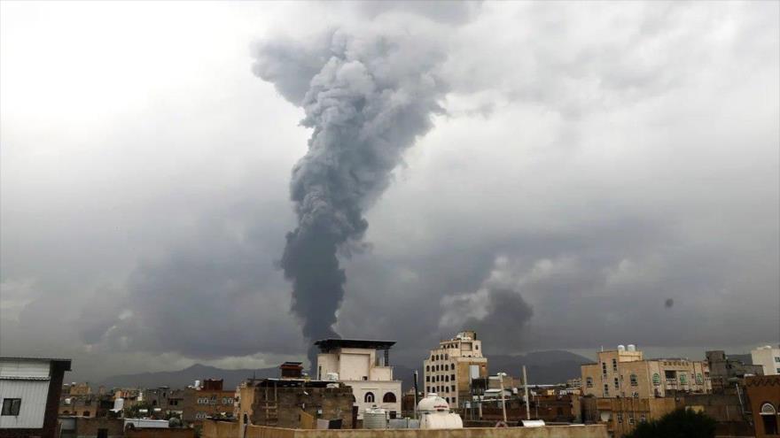 Columnas de humo se elevan tras los ataques aéreos israelíes en varias zonas de Saná, capital de Yemen, 24 de agosto de 2025. (Foto: AP)