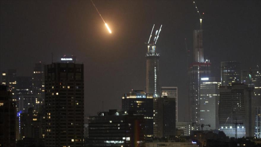 Se observa la traza de un misil lanzado desde Irán antes de impactar en Tel Aviv, capital israelí, 14 de junio de 2025. (Foto: AP)