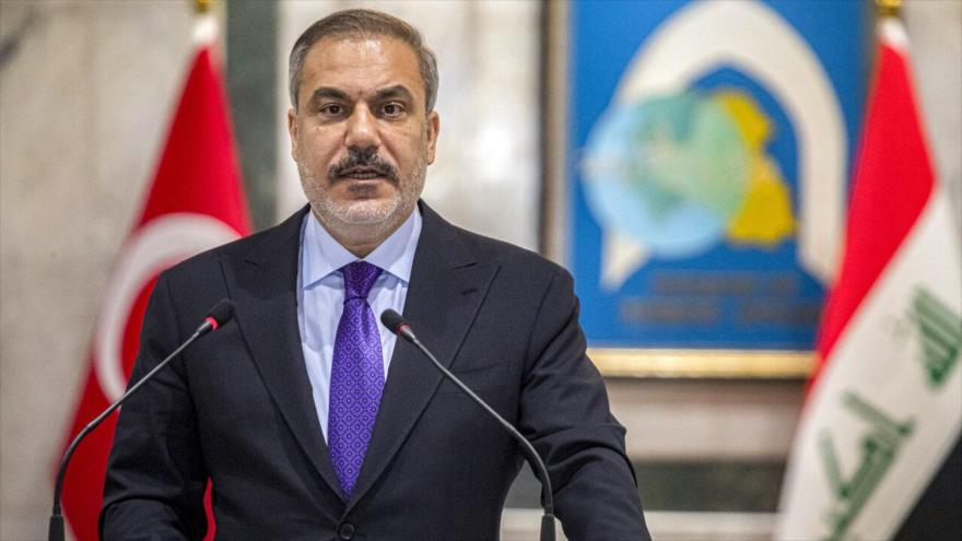 El canciller de Turquía, Hakan Fidan, ofrece una conferencia de prensa en Bagdad, Irak, 26 de enero de 2025. (Foto: AFP)