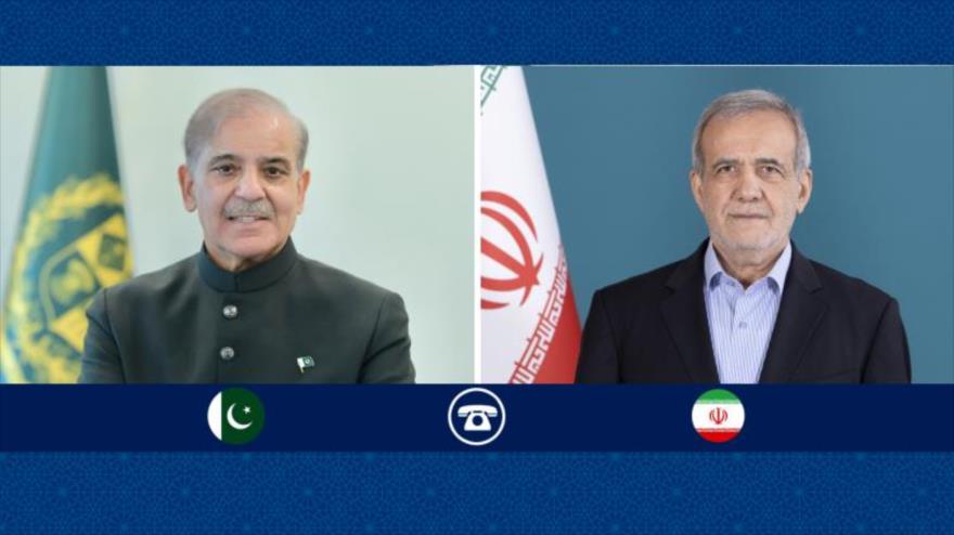 El presidente de Irán, Masud Pezeshkian (dcha.), y el primer ministro pakistaní, Shehbaz Sharif.