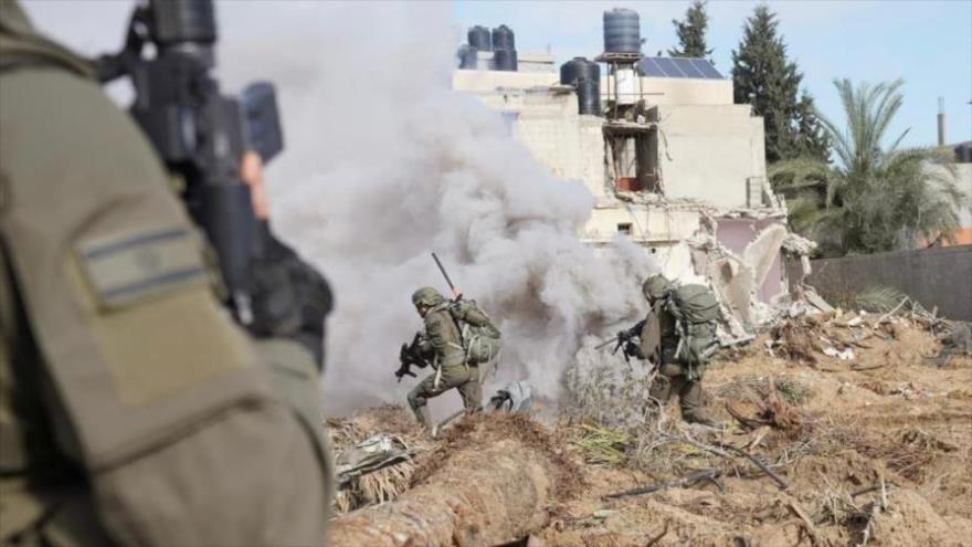 Soldados israelíes operan en la Franja de Gaza, como se muestra en esta imagen publicada, 6 de enero de 2024. (Foto: Reuters)