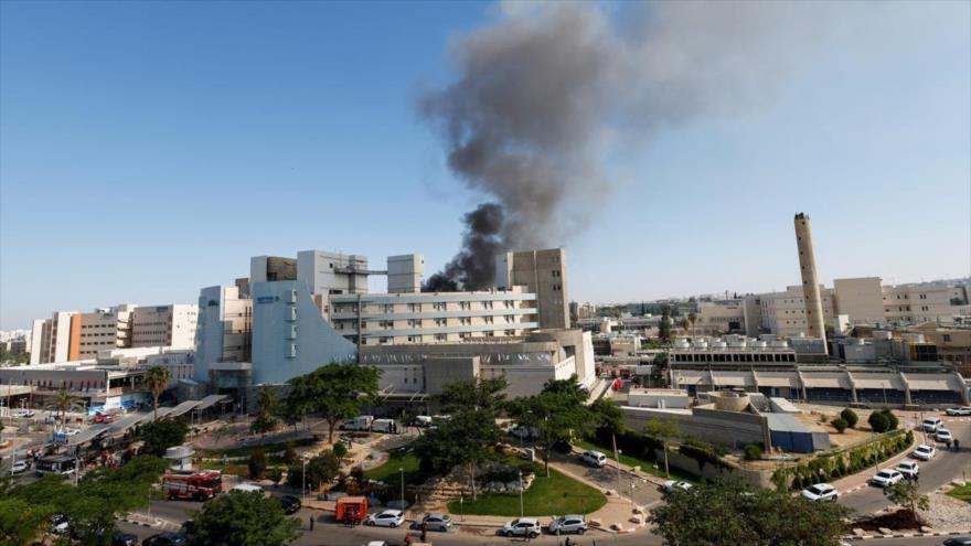 Humo se eleva desde el Centro Médico Soroka tras un ataque con misiles iraníes contra Israel, Beersheba, Israel, 19 de junio de 2025. (Foto: Reuters)