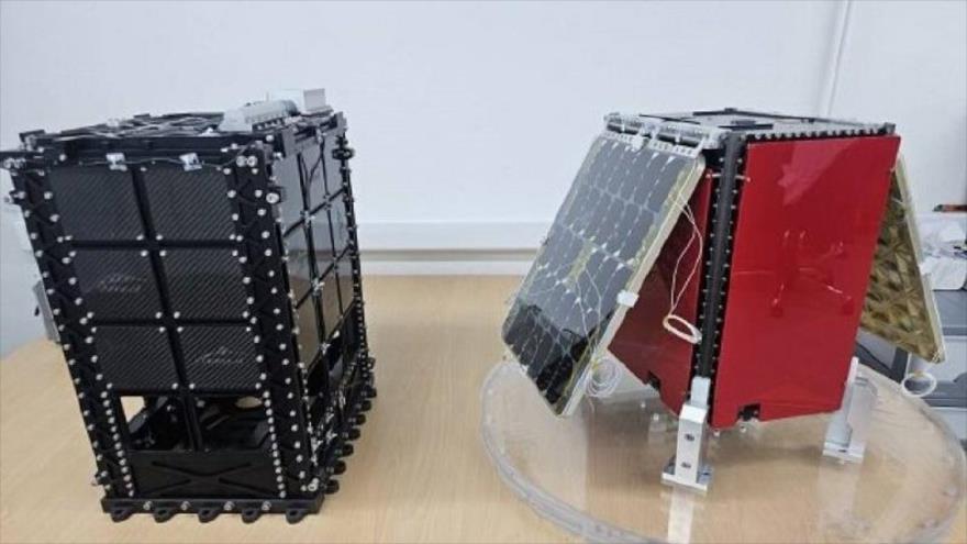 Kowsar-2, la versión avanzada del satélite Kowsar-1, exhibida en un evento en Teherán, capital iraní, 30 de agosto de 2025.