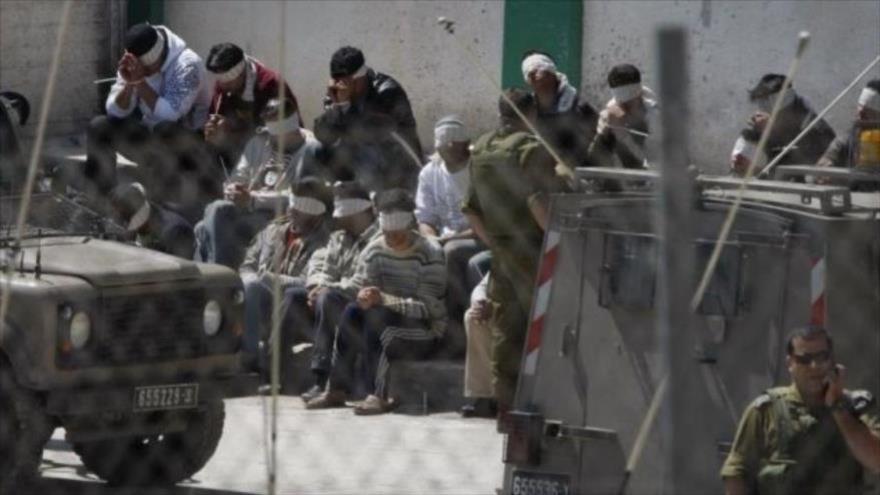 Varios ciudadanos palestinos detenidos por las fuerzas israelíes en los territorios ocupados palestinos.
