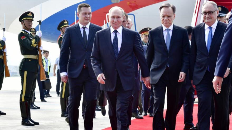 El presidente de Rusia, Vladimir Putin, es recibido por las autoridades chinas en la ciudad portuaria de Tianjin, 31 de agosto de 2025.