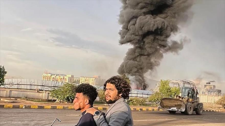 Humo se eleva tras los ataques aéreos israelíes en varias zonas de Saná, capital de Yemen, 24 de agosto de 2025