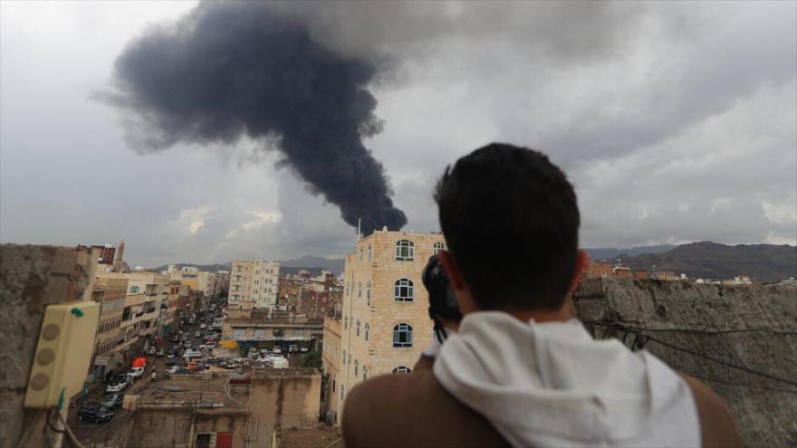 Un fotoperiodista toma una foto del humo tras un ataque aéreo israelí en Saná, capital yemení, 24 de agosto de 2025. (Foto: AFP).
