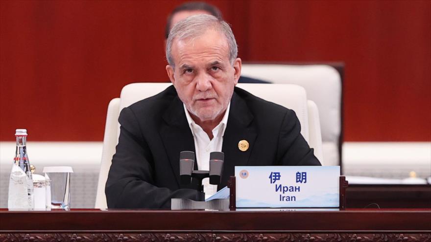 El presidente de Irán, Masud Pezeshkian, participa en la apertura de la cumbre de la OCS, en la ciudad china de Tianjin, 3 de septiembre de 2025.