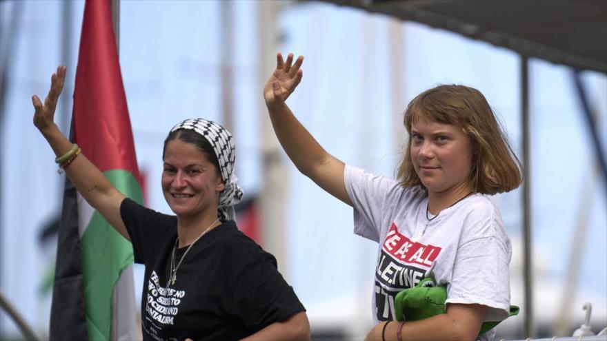 La activista sueca Greta Thunberg (drcha.) antes de zarpar hacia Gaza junto con activistas del colectivo Global Sumud Flotilla, el 31 de agosto de 2025, en Barcelona, España. (Foto: AP)