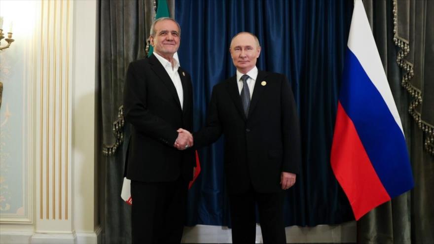 Presidentes de Irán y Rusia, Masud Pezeshkian (izda.) y Vladimir Putin, respectivamente, se reúnen en Tianjin, China, 1 de septiembre de 2025.