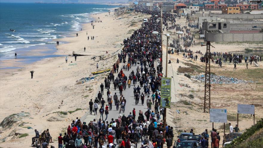 Los palestinos desplazados por la ofensiva militar de Israel se dirigen hacia el norte de Gaza, 14 de abril de 2024. (Foto: Reuters)