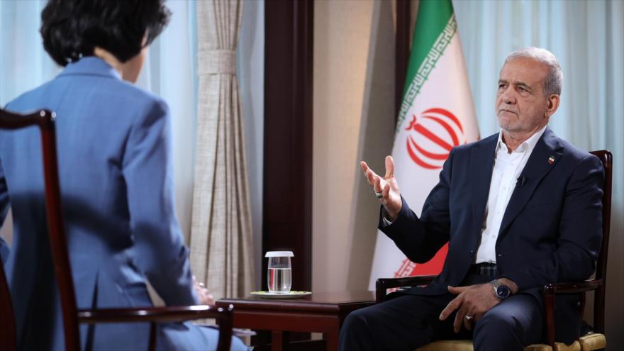 El presidente iraní, Masud Pezeshkian, en una entrevista concedida a la cadena CCTV. 1 de septiembre de 2025